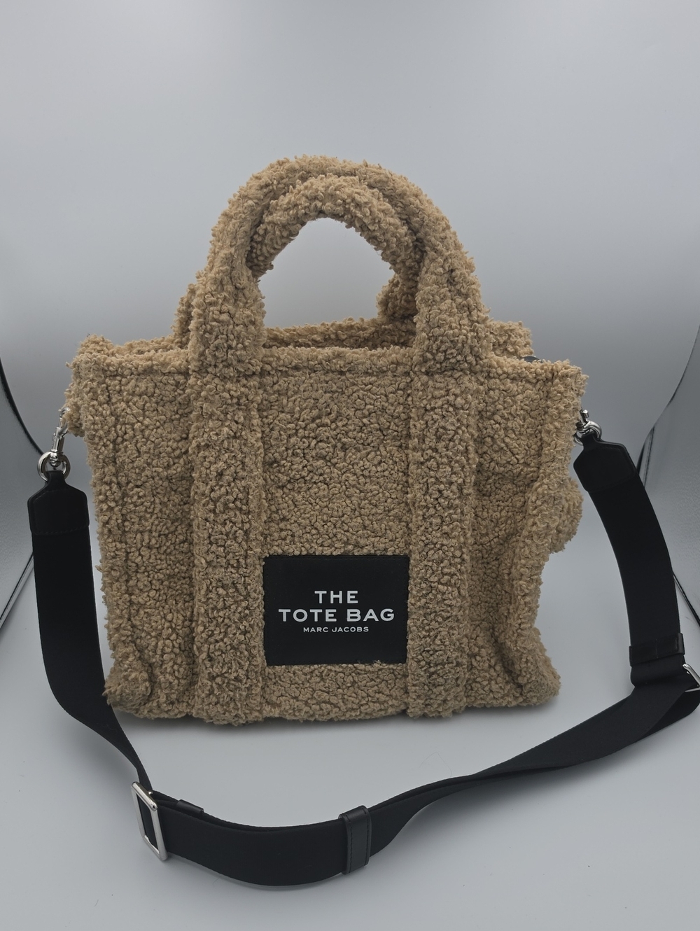 Marc Jacobs "The Tote Bag" Light Tan Sherpa Tote W/ Black Strap (EUC)✨️🖤✨️